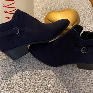 Blue suede ankle boot 💙